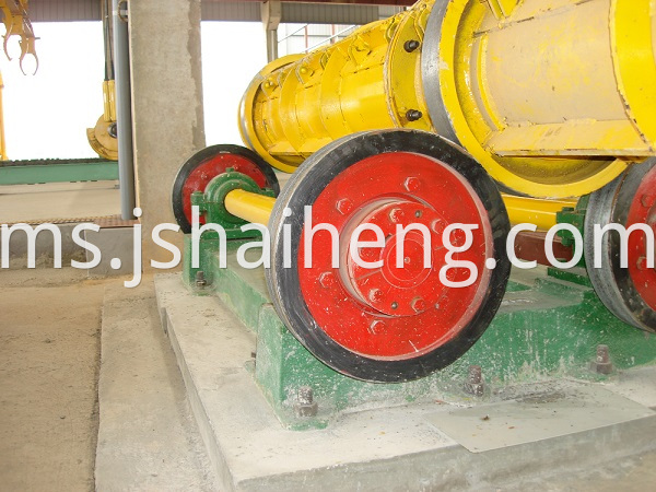 Concrete pile spinning machine